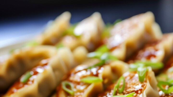 plato con gyozas de pollo