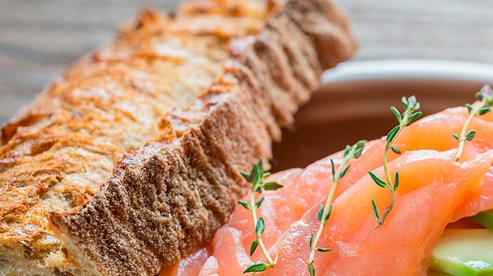 sandwich de salmón con aguacate