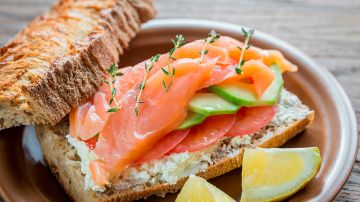 sandwich de salmón con aguacate