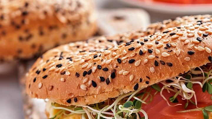 sandwich de salmon y huevo