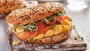 sandwich de salmon y huevo