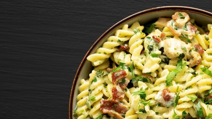 pasta con espinacas y tocino