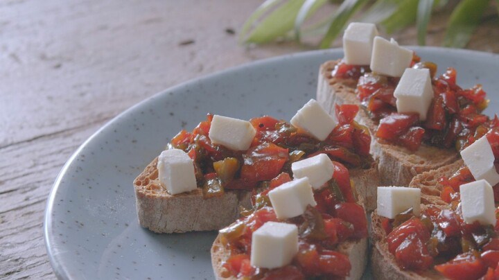 Tostadas de pimientos agridulces y queso feta