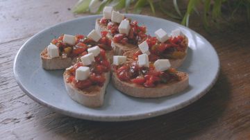 Tostadas de pimientos agridulces y queso feta