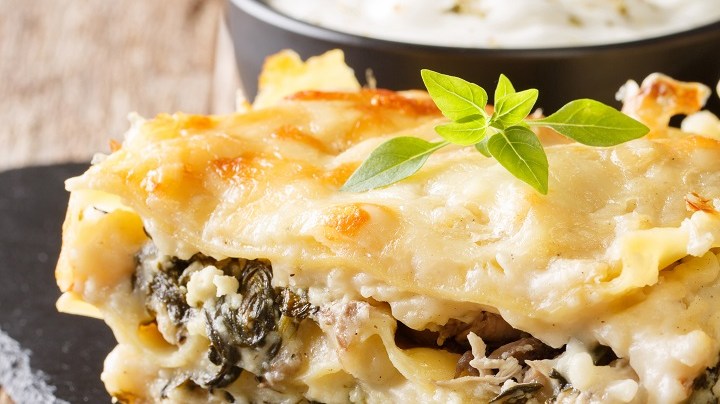 Lasagna de pulled chicken con espinacas y bechamel