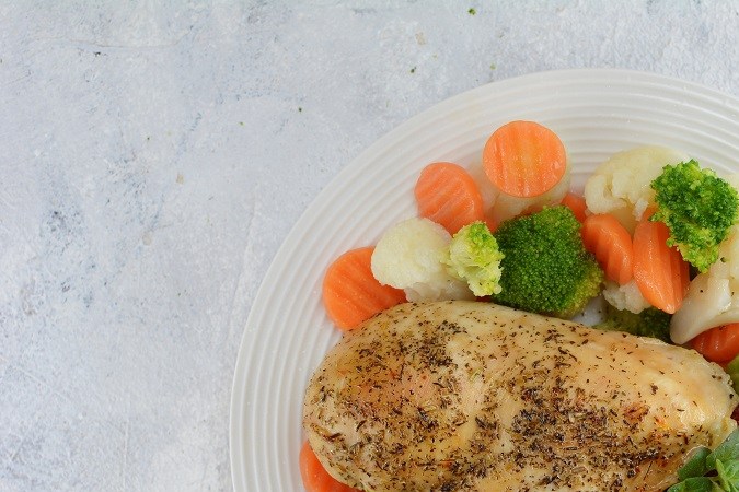 Pechuga de pollo con quinoa y vegetales al vapor