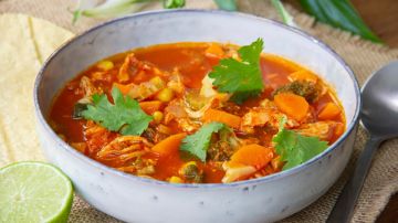 sopa de verduras con pollo y guajillo