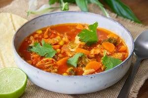 sopa de verduras con pollo y guajillo