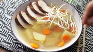 Sopa de pollo asiática