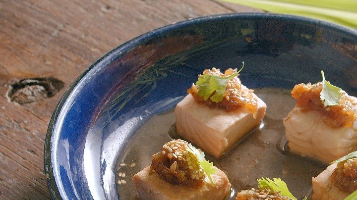 Tiradito de salmón con sésamo