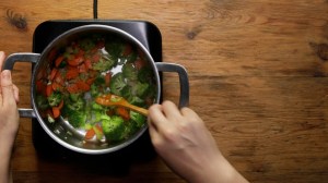 sopa de verduras con pollo y guajillo