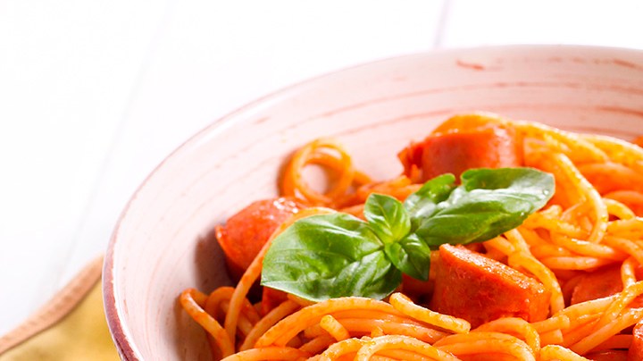 plato de espaguetis con salchichas