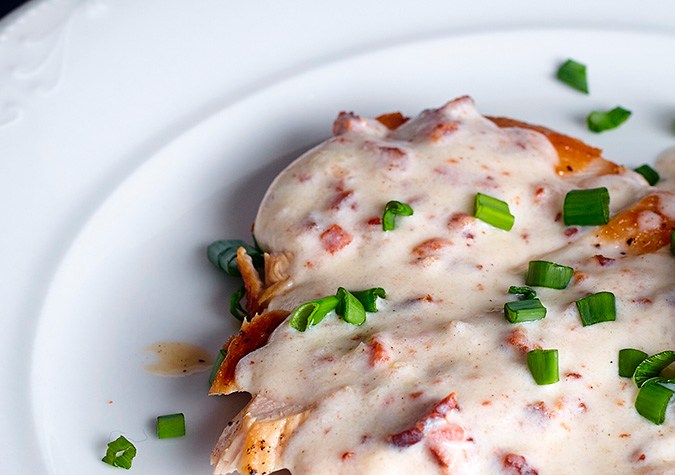 plato con pechugas en salsa de queso