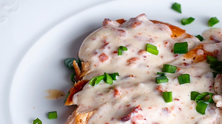 plato con pechugas en salsa de queso