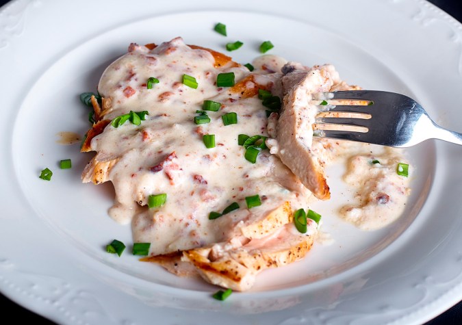 plato con pechugas en salsa de queso