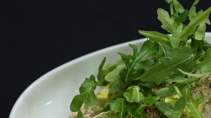 Ensalada de pulled chicken con aguacate y tomates cherry