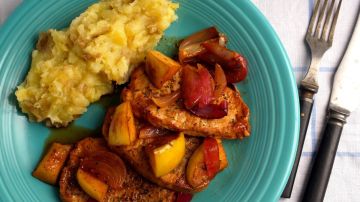 chuletas encebolladas al vino