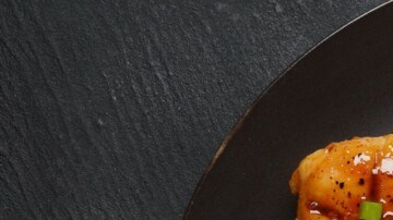 Pechuga de pollo glaseada con miel y mostaza