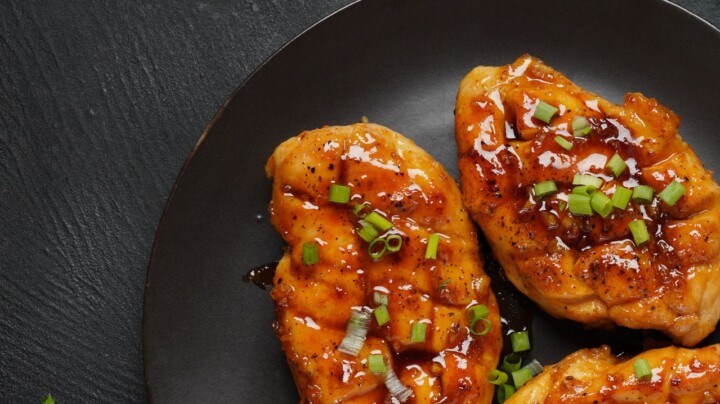 Pechuga de pollo glaseada con miel y mostaza