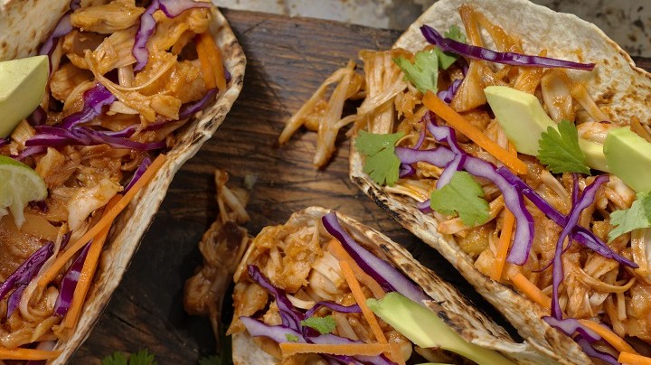 tacos de cerdo desmenuzado en olla de coccion lenta