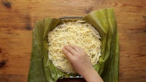 tamal de cazuela relleno de rajas, pollo y queso