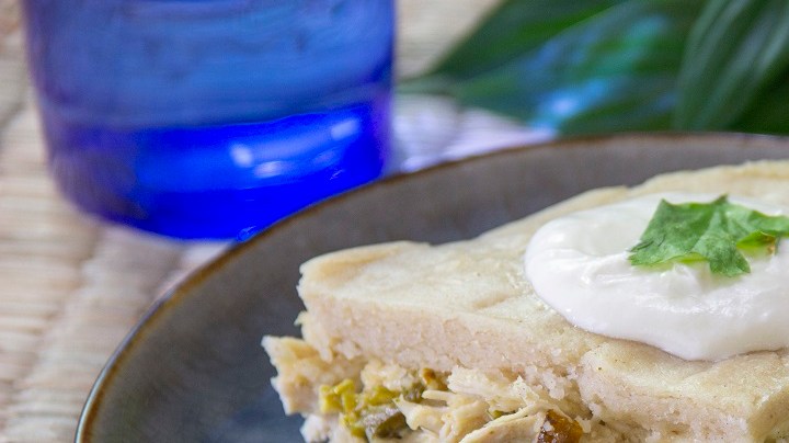 tamal de cazuela relleno de rajas, pollo y queso