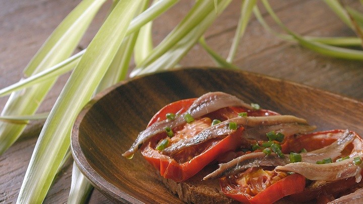 tostada de tomate asado y anchoa
