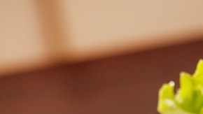 Pollo relleno de queso azul y peras.