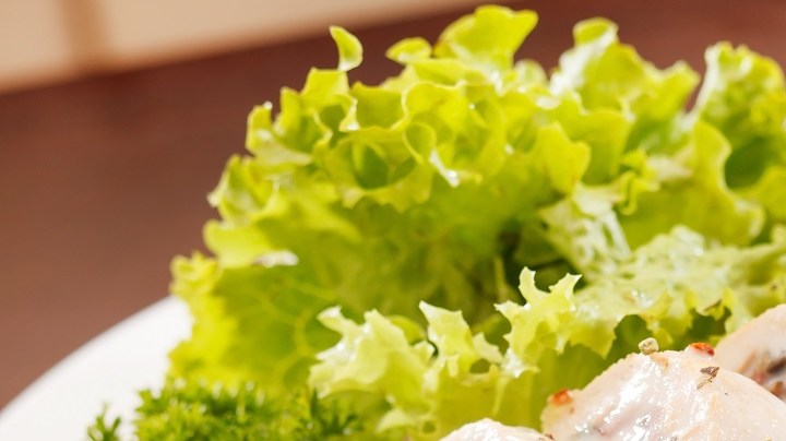 Pollo relleno de queso azul y peras.