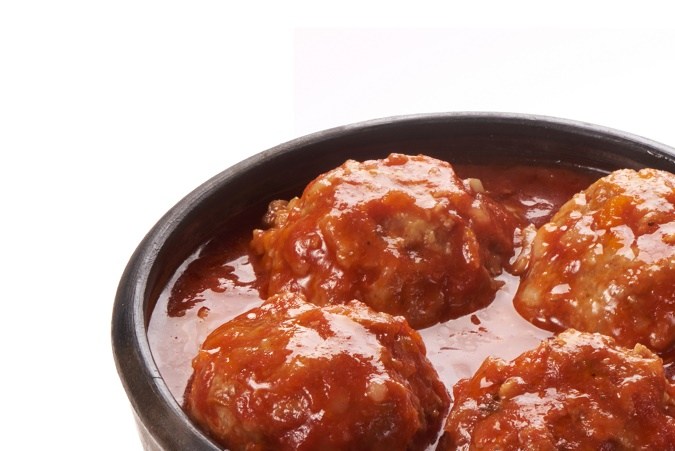albóndigas de frijol en salsa de tomate