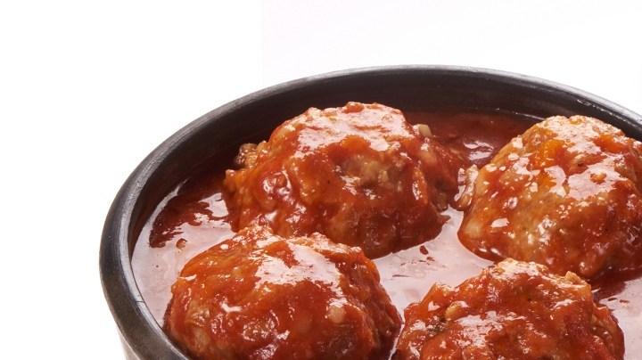 albóndigas de frijol en salsa de tomate