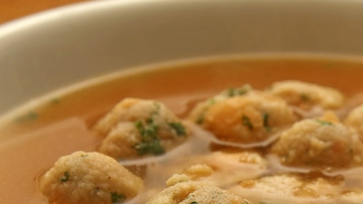 Albóndigas de calabaza y quinoa en salsa de coco.