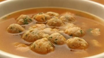 Albóndigas de calabaza y quinoa en salsa de coco.