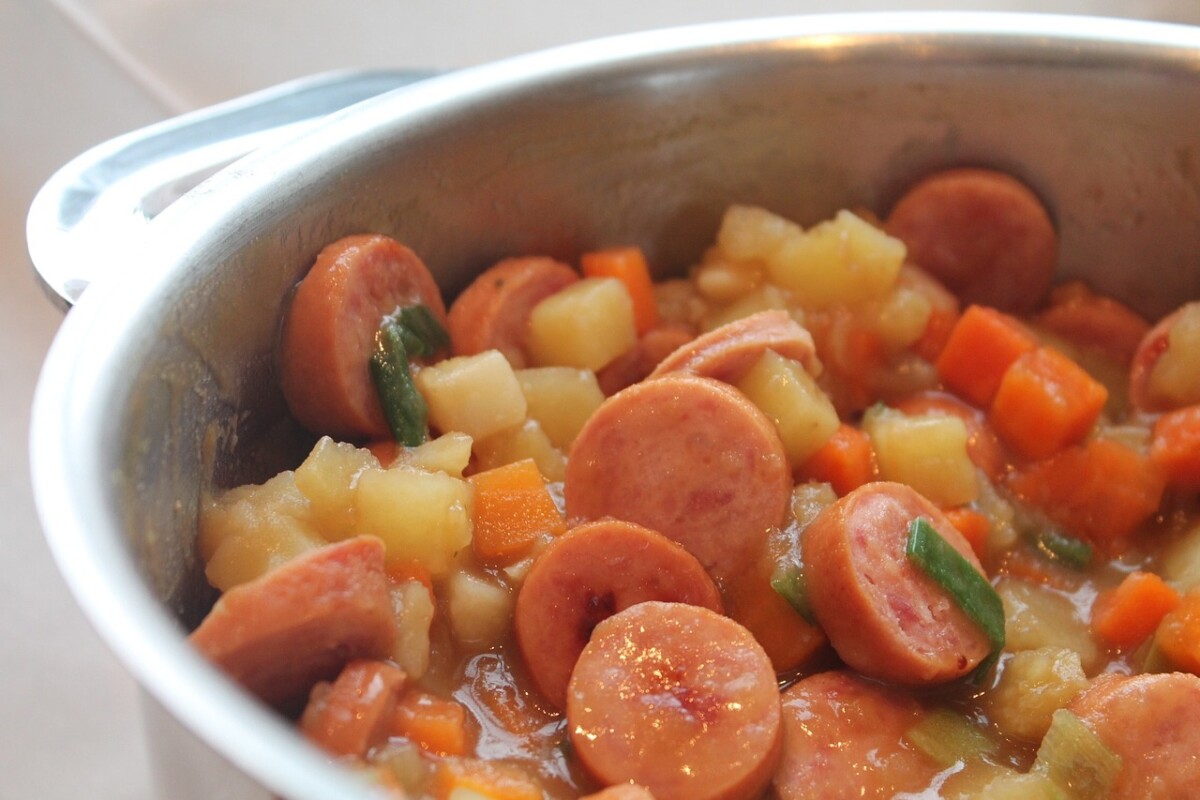 olla con estofado de salhichas con papas