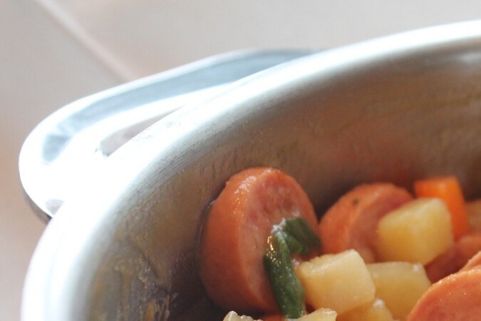 olla con estofado de salhichas con papas