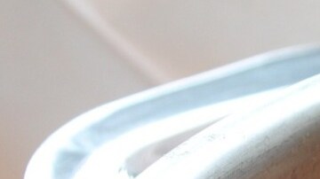 olla con estofado de salhichas con papas