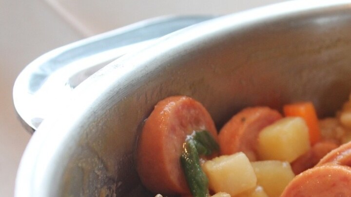 olla con estofado de salhichas con papas