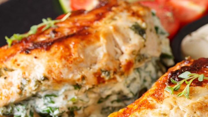Pechuga de pollo rellena de espinacas y queso feta