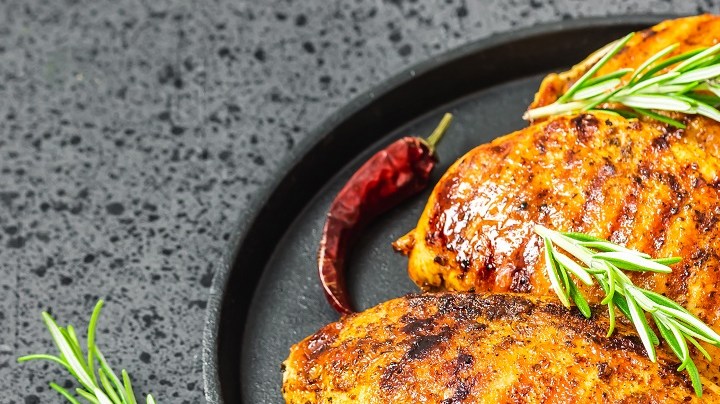 Pollo relleno de jamón serrano y queso mozzarella.