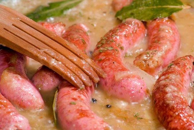 Deliciosas salchichas a la cerveza