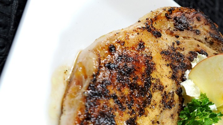 Pollo relleno de manzanas caramelizadas y nueces
