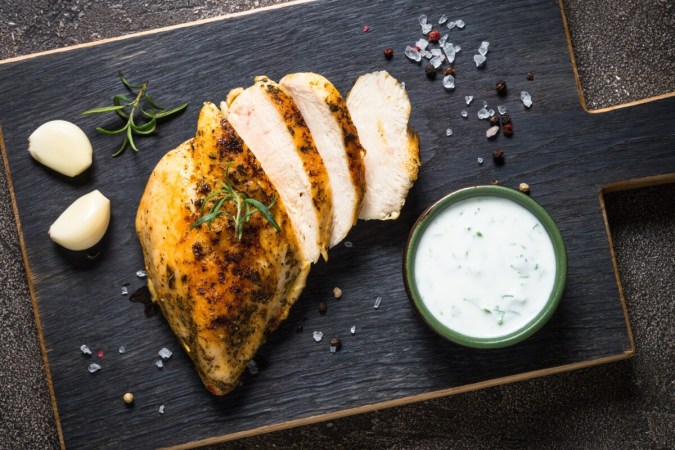 Pechuga de pollo con salsa tzatziki