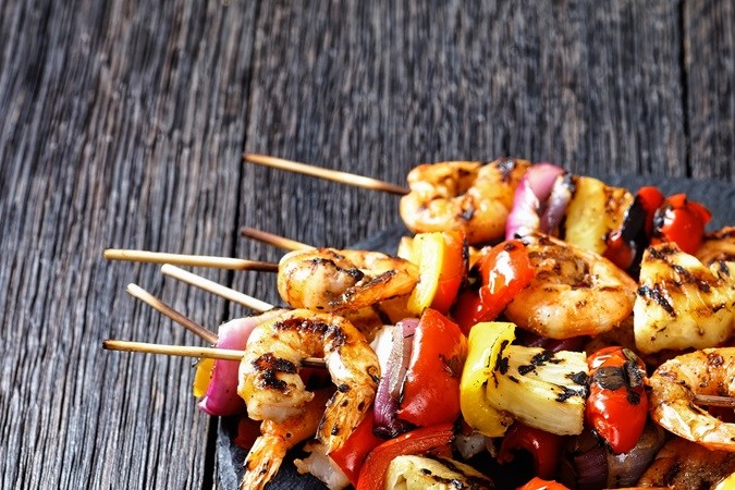 brochetas de camarones