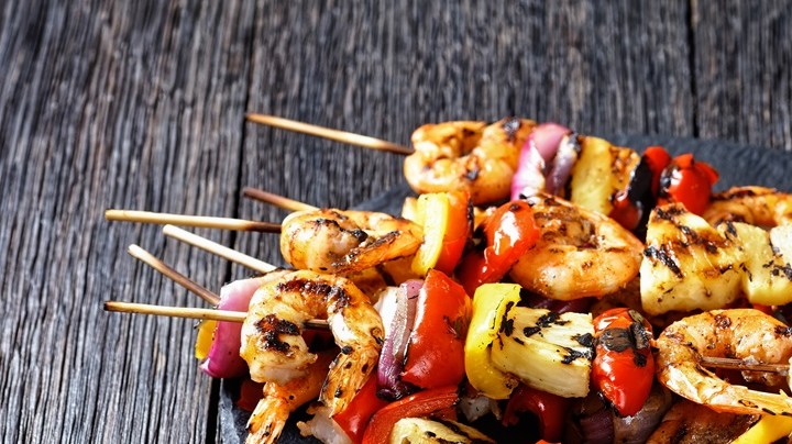 brochetas de camarones