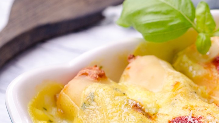 Canelones rellenos de pavo en salsa de tomate