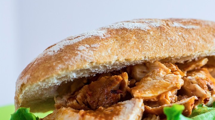 Sandwich de pulled chicken al estilo BBQ