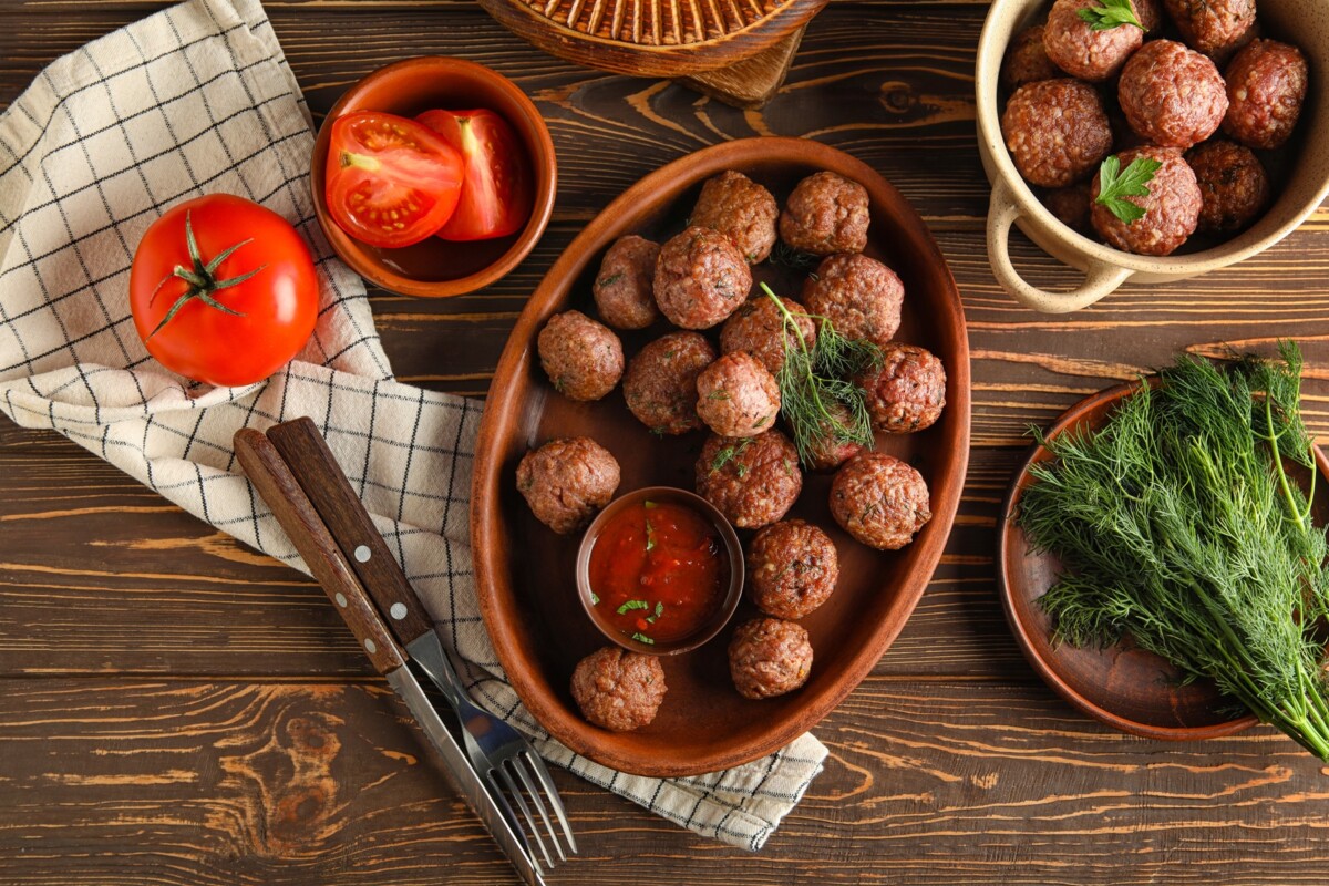 Albóndigas mediterráneas con aceitunas y alcaparras.