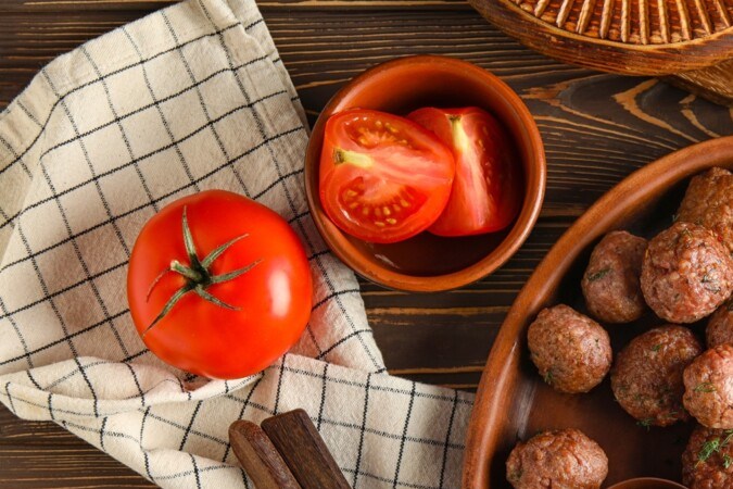 Albóndigas mediterráneas con aceitunas y alcaparras.