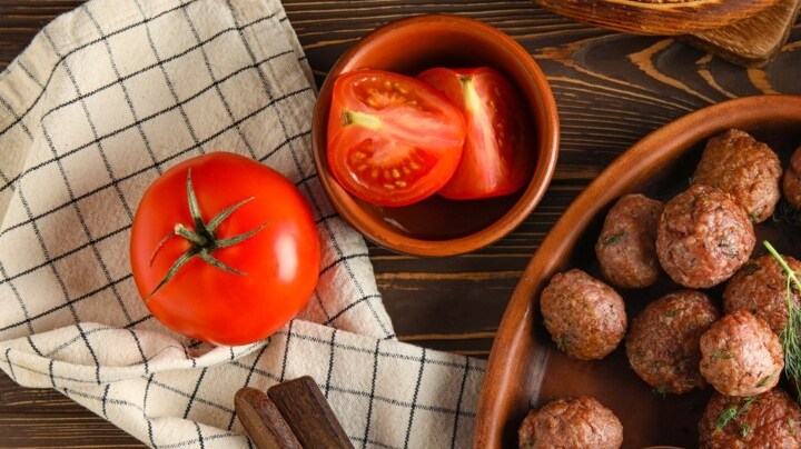 Albóndigas mediterráneas con aceitunas y alcaparras.