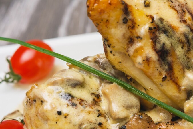 pollo relleno de champiñones y ajo cremoso